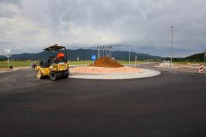 ASFALTIRANJE KROŽIŠČA FOTO LJUBO VUKELIČ 08